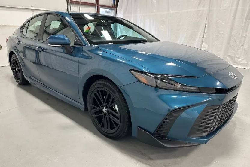 2025 Toyota Camry SE photo 1
