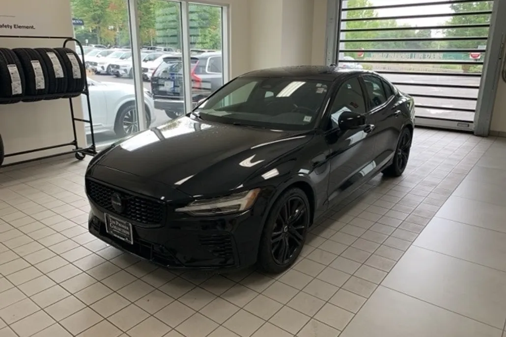 2023 Volvo S60 Recharge T8 Core Black Edition photo 1