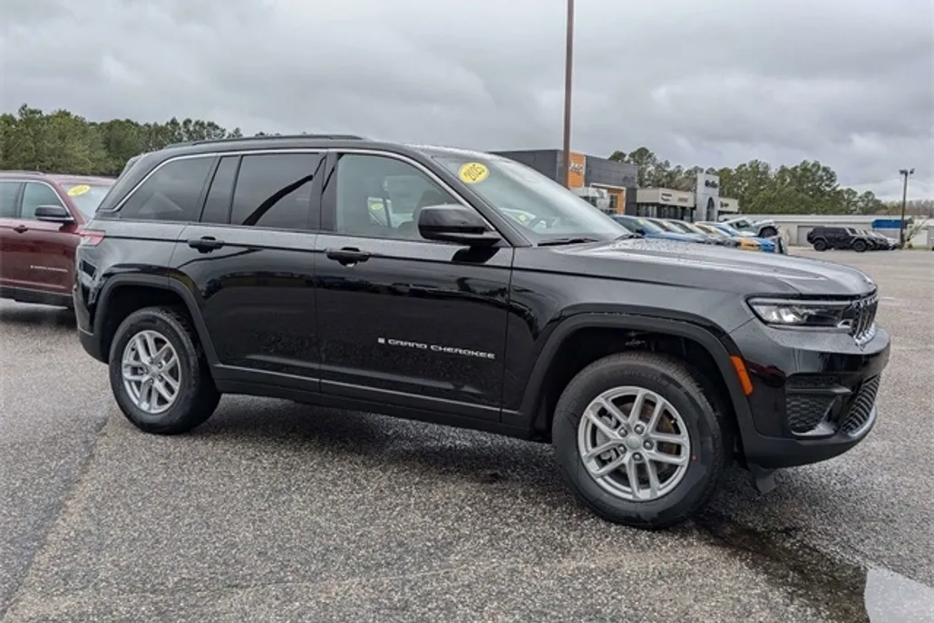 2025 Jeep Grand Cherokee Laredo photo 1