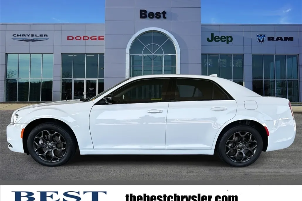 2022 Chrysler 300 Touring photo 1