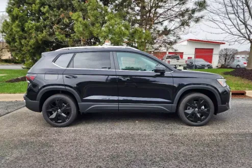 2025 Volkswagen Taos SE photo 2