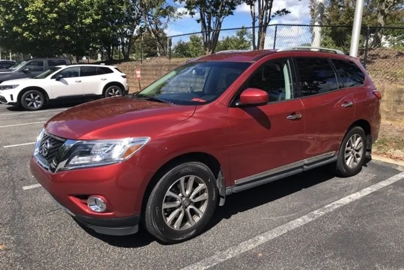2013 Nissan Pathfinder SL photo 1