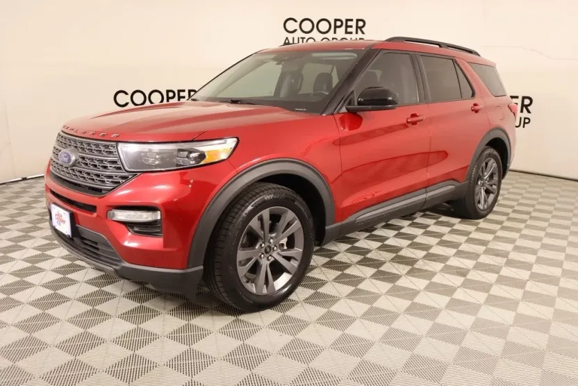 2023 Ford Explorer XLT photo 1