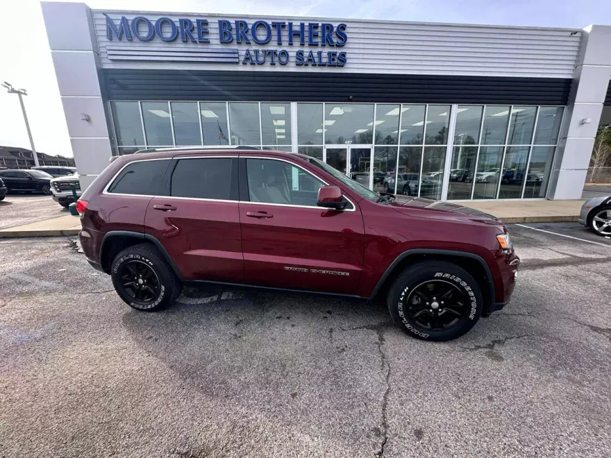 2017 Jeep Grand Cherokee Laredo photo 1