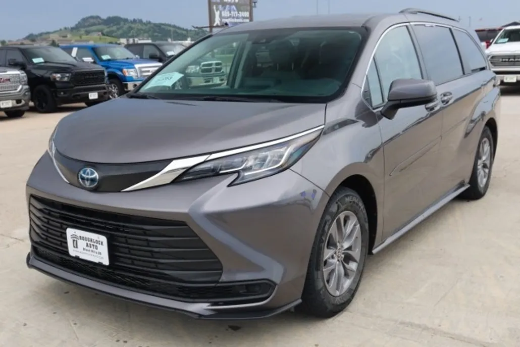 2022 Toyota Sienna XLE photo 1