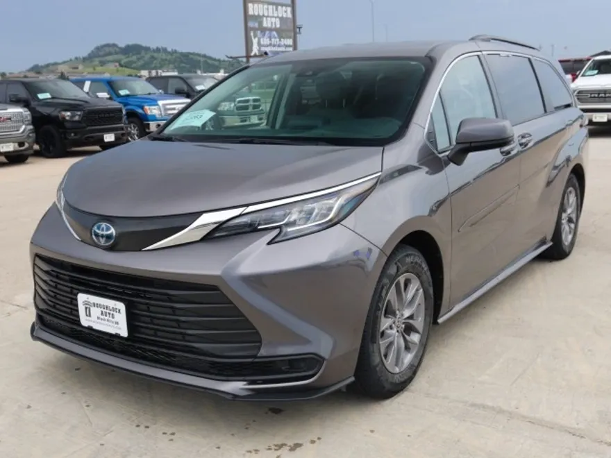 2022 Toyota Sienna XLE photo 1