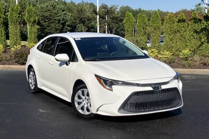 2021 Toyota Corolla LE photo 1