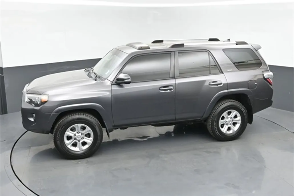 2019 Toyota 4Runner SR5 photo 1