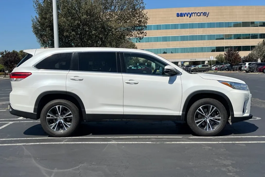 2019 Toyota Highlander LE photo 1