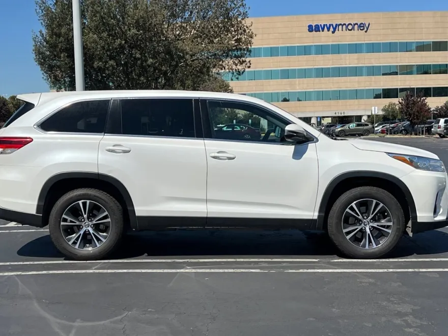 2019 Toyota Highlander LE photo 1