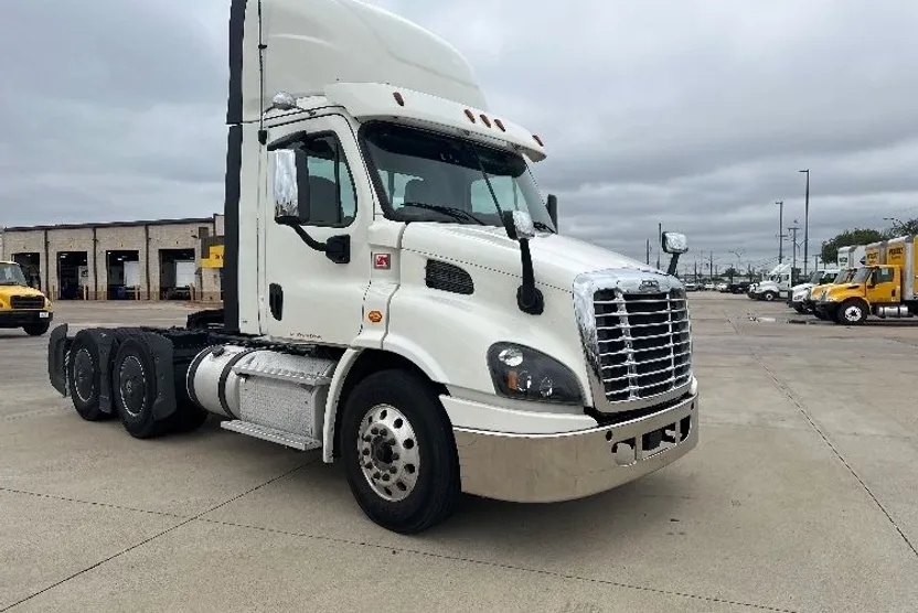 2018 Freightliner Cascadia 113" sleeper cab photo 1