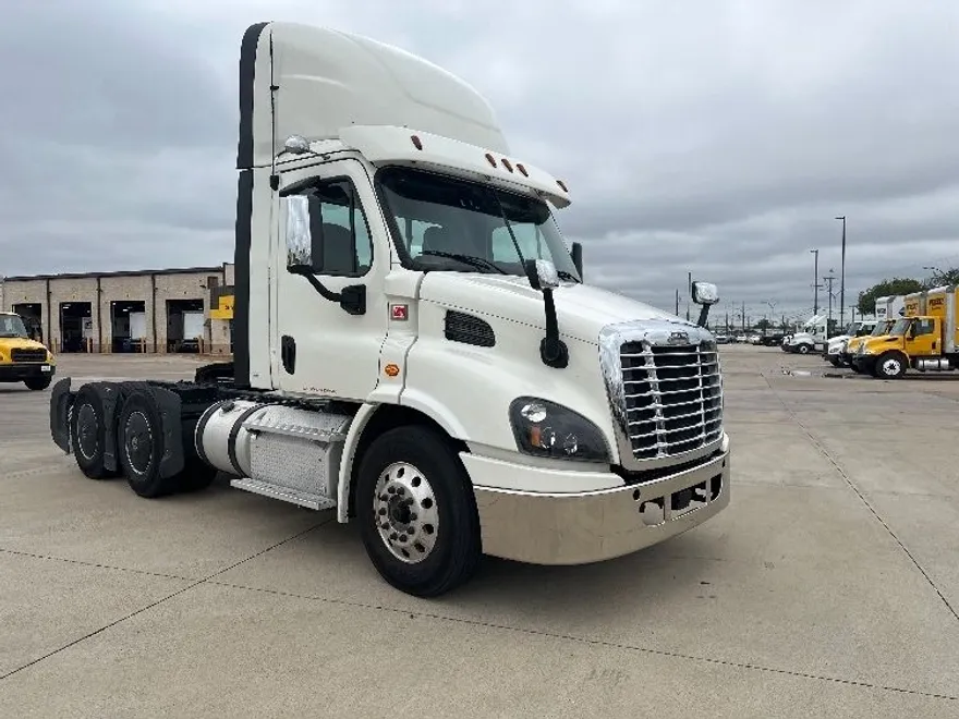 2018 Freightliner Cascadia 113" sleeper cab photo 1