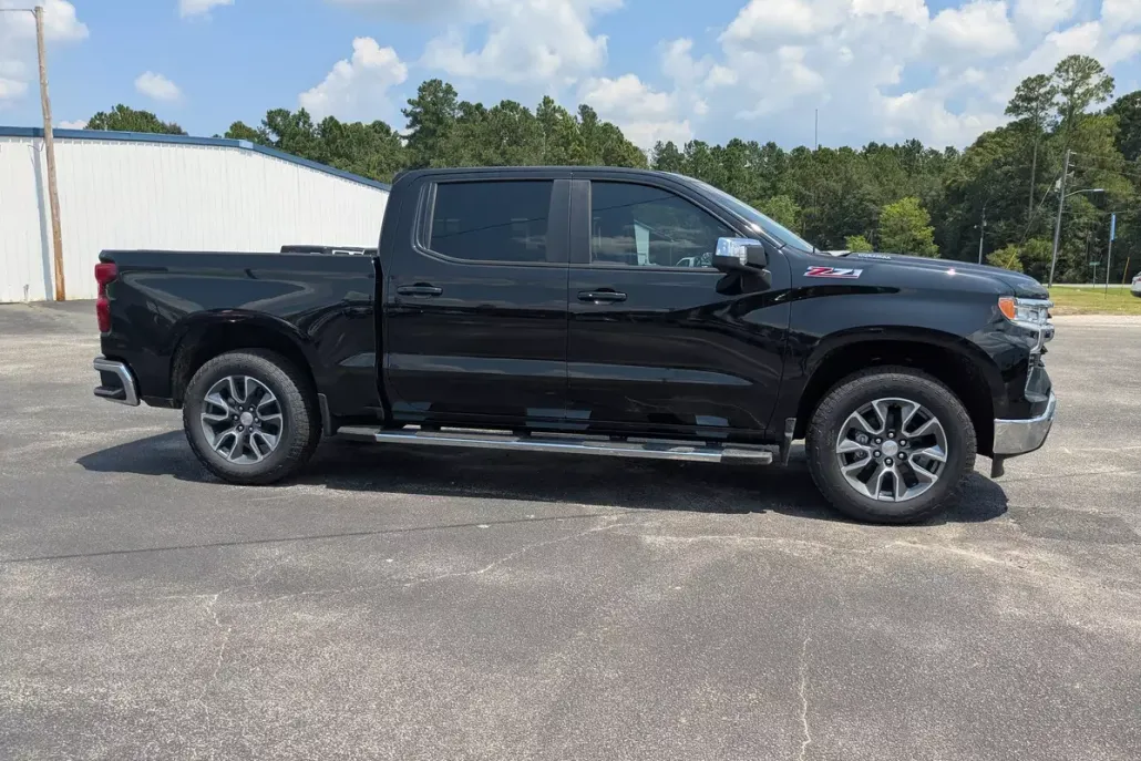2025 Chevrolet Silverado 1500 LT photo 1