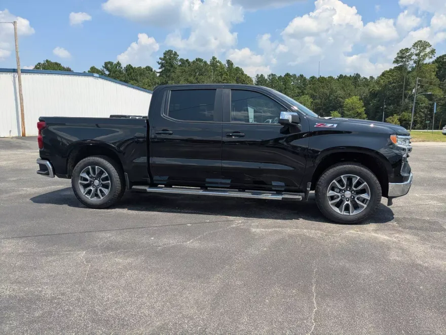 2025 Chevrolet Silverado 1500 LT photo 1