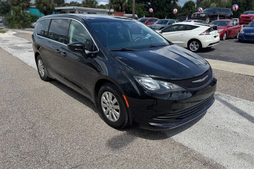 2018 Chrysler Pacifica L photo 1