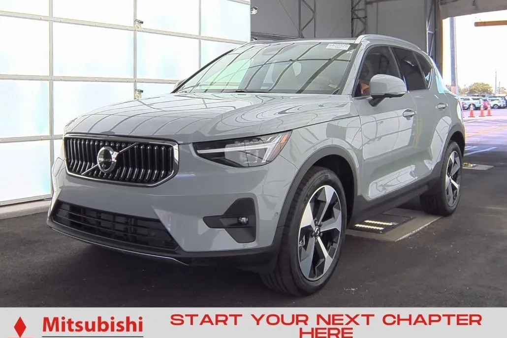 2024 Volvo XC40 Plus photo 1