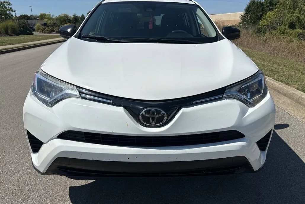 2017 Toyota RAV4 LE photo 1