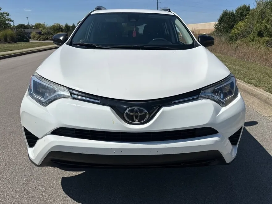 2017 Toyota RAV4 LE photo 1