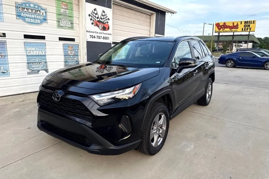 2023 Toyota RAV4 XLE photo 1