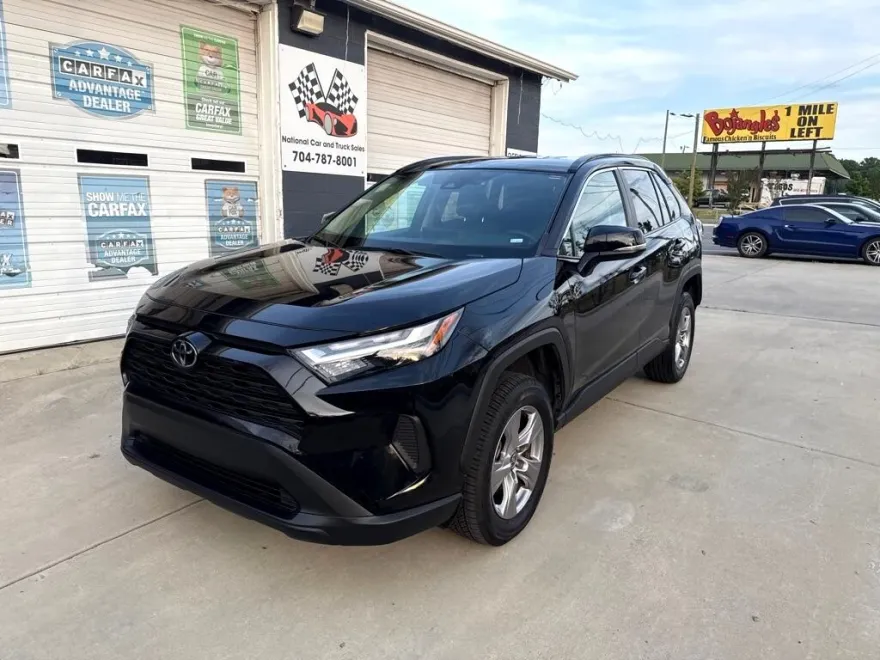 2023 Toyota RAV4 XLE photo 1