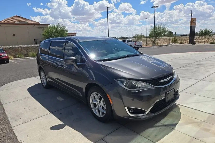 2020 Chrysler Pacifica Touring photo 1