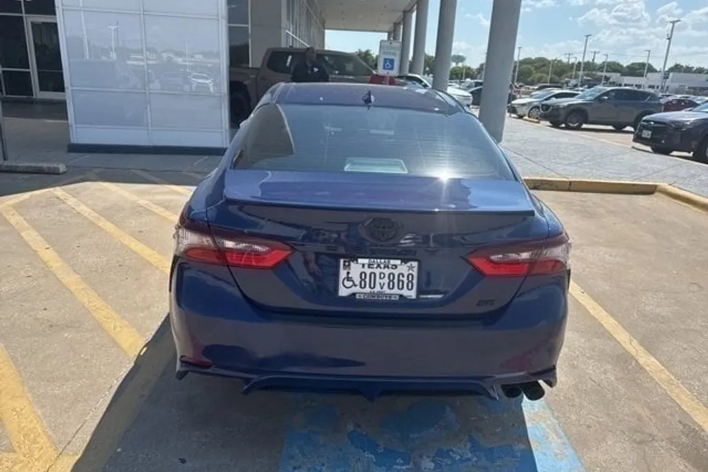 2023 Toyota Camry SE photo 1
