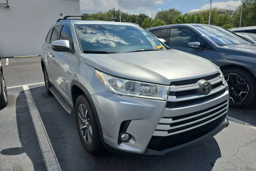 2019 Toyota Highlander XLE photo 1
