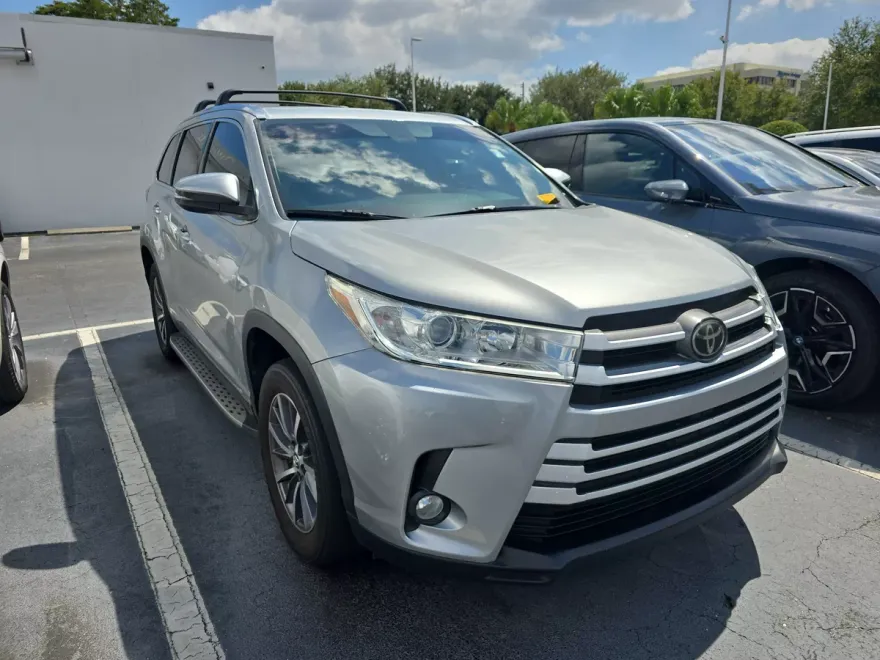 2019 Toyota Highlander XLE photo 1