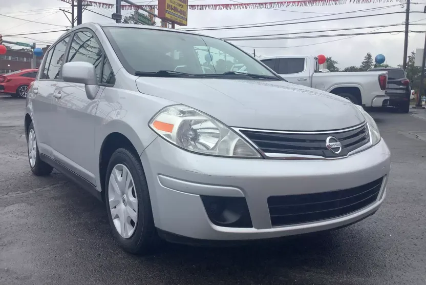2012 Nissan Versa 1.8 S photo 1