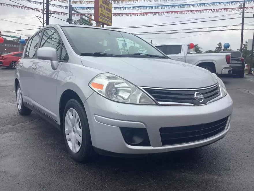 2012 Nissan Versa 1.8 S photo 1