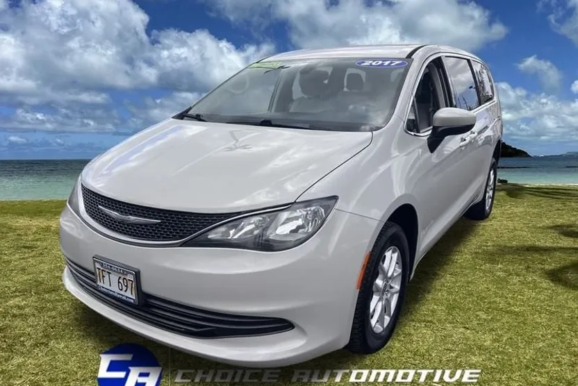 2017 Chrysler Pacifica LX photo 1