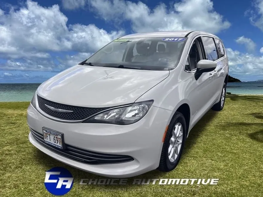 2017 Chrysler Pacifica LX photo 1