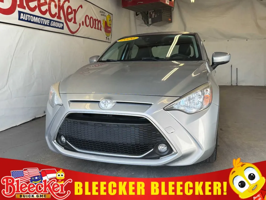 2020 Toyota Yaris LE photo 1
