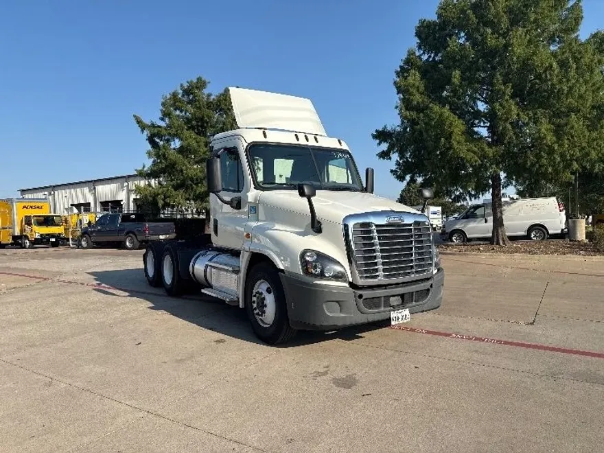 2019 Freightliner Cascadia 125" Sleeper Cab photo 1