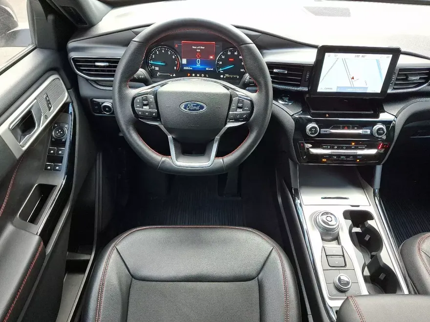 2023 Ford Explorer ST-Line photo 1