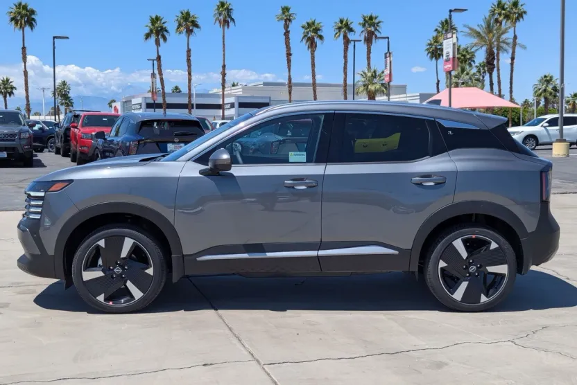 2025 Nissan Kicks SR photo 1