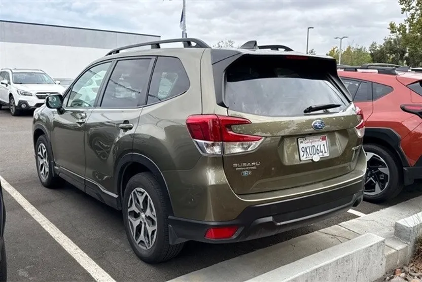 2024 Subaru Forester Premium Base photo 1