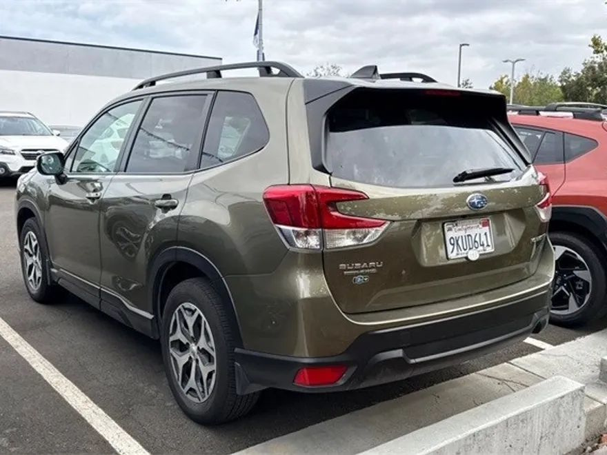 2024 Subaru Forester Premium Base photo 1