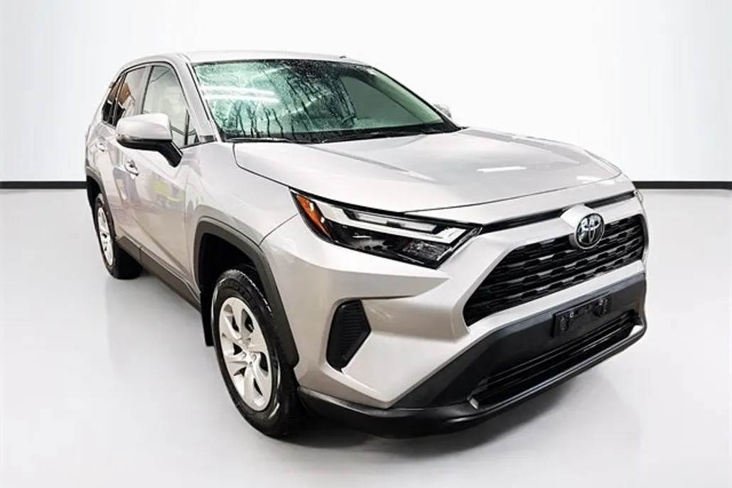 2024 Toyota RAV4 LE photo 1