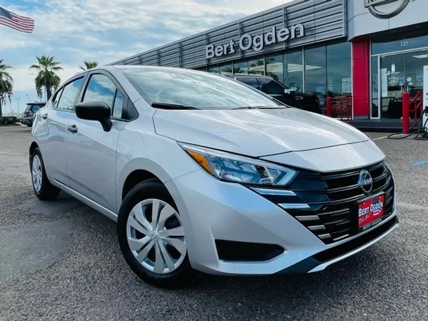 2025 Nissan Versa 1.6 S photo 1