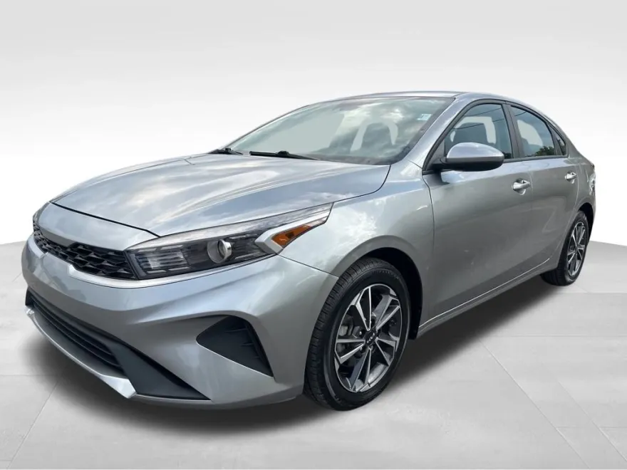 2023 Kia Forte LXS photo 1