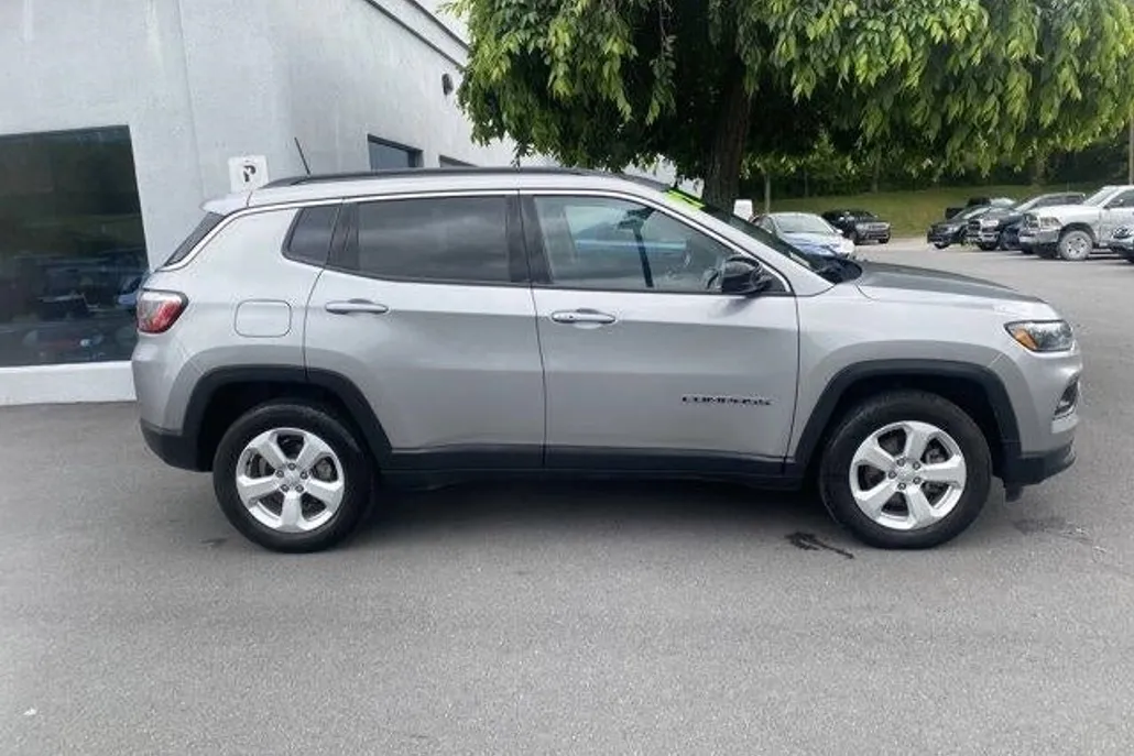 2022 Jeep Compass Latitude photo 1