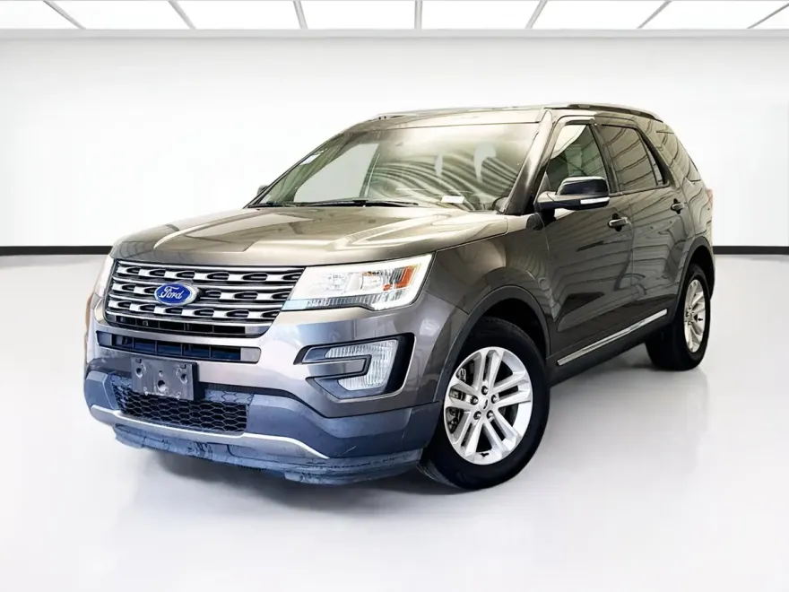 2017 Ford Explorer XLT photo 1