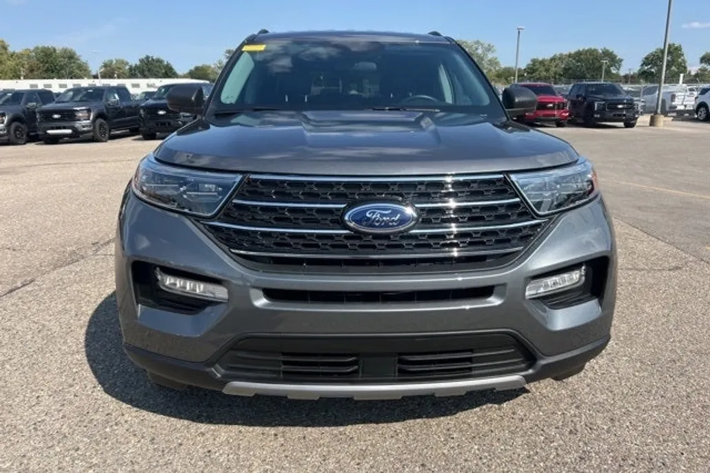 2023 Ford Explorer XLT photo 1