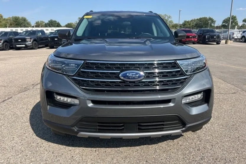2023 Ford Explorer XLT photo 1