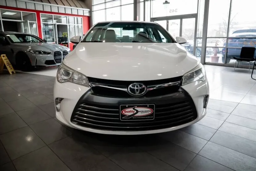 2017 Toyota Camry LE photo 1