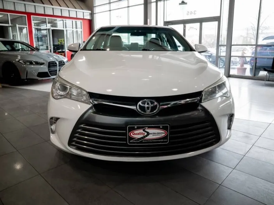 2017 Toyota Camry LE photo 1
