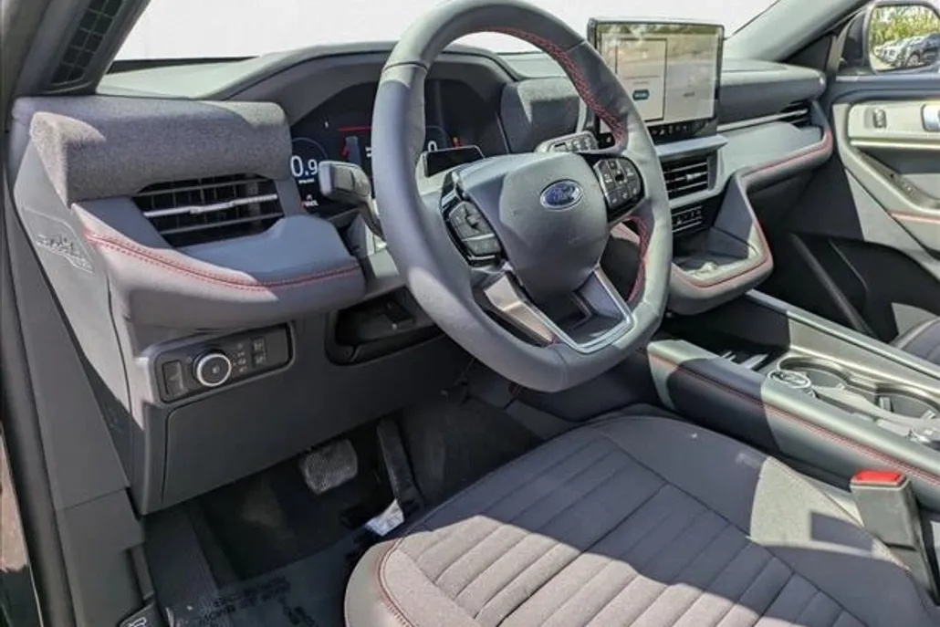 2025 Ford Explorer ST-Line photo 1