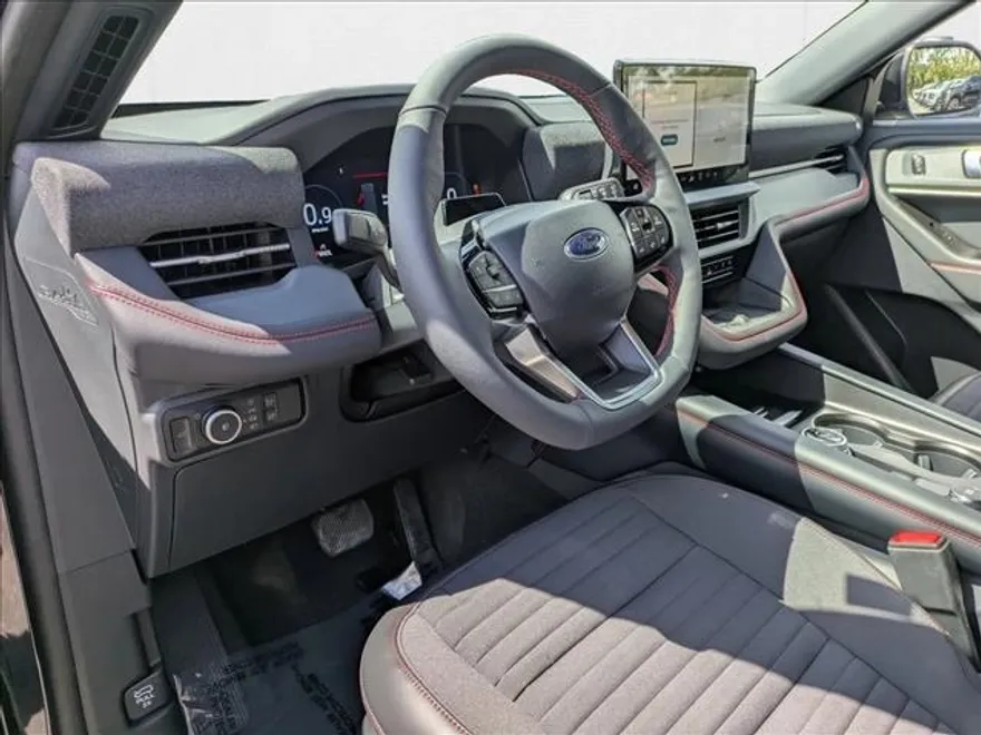 2025 Ford Explorer ST-Line photo 1