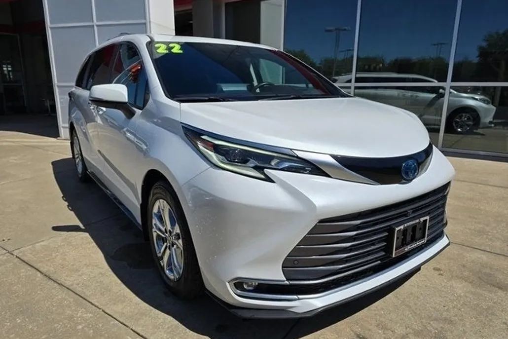2022 Toyota Sienna Platinum photo 1